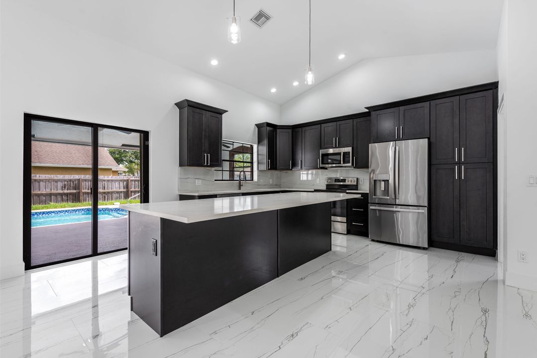 合同活跃: $695,000 (4 贝兹, 2 浴室, 2316 平方英尺)