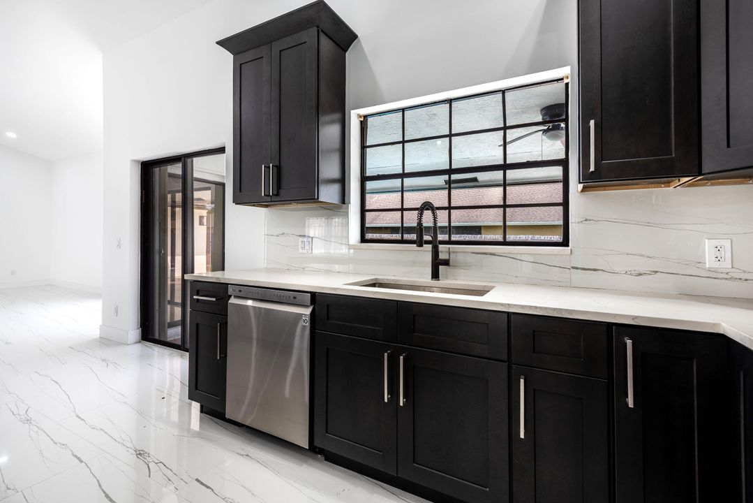 合同活跃: $695,000 (4 贝兹, 2 浴室, 2316 平方英尺)