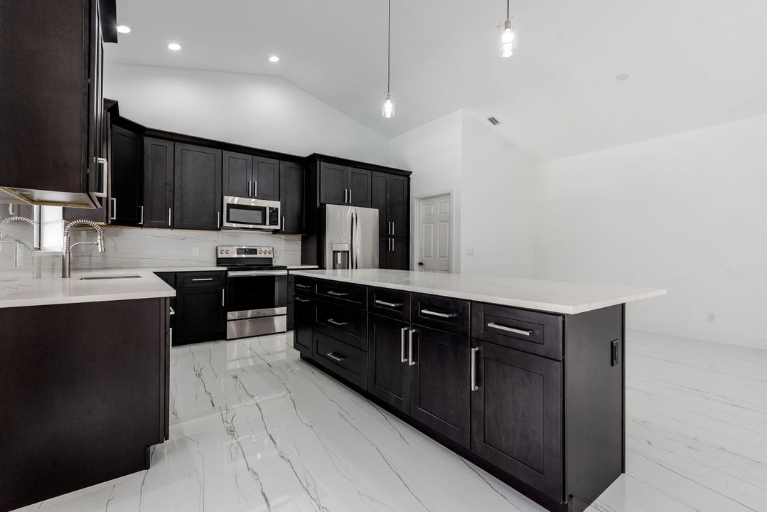 合同活跃: $695,000 (4 贝兹, 2 浴室, 2316 平方英尺)