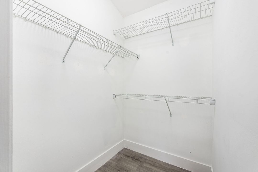 合同活跃: $695,000 (4 贝兹, 2 浴室, 2316 平方英尺)