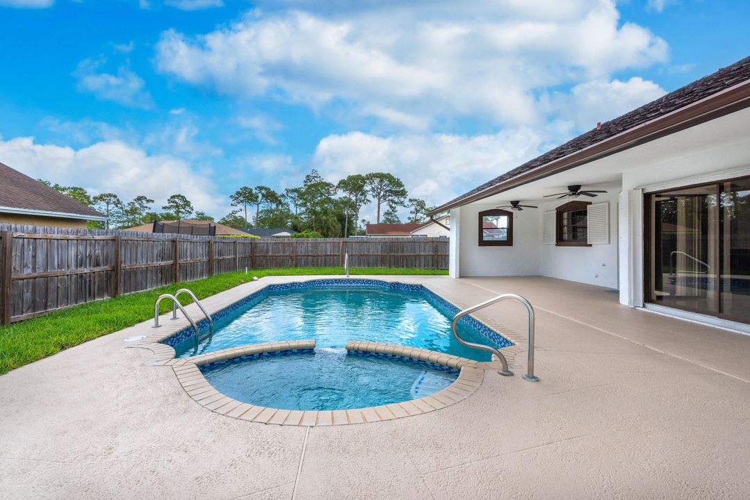 合同活跃: $695,000 (4 贝兹, 2 浴室, 2316 平方英尺)