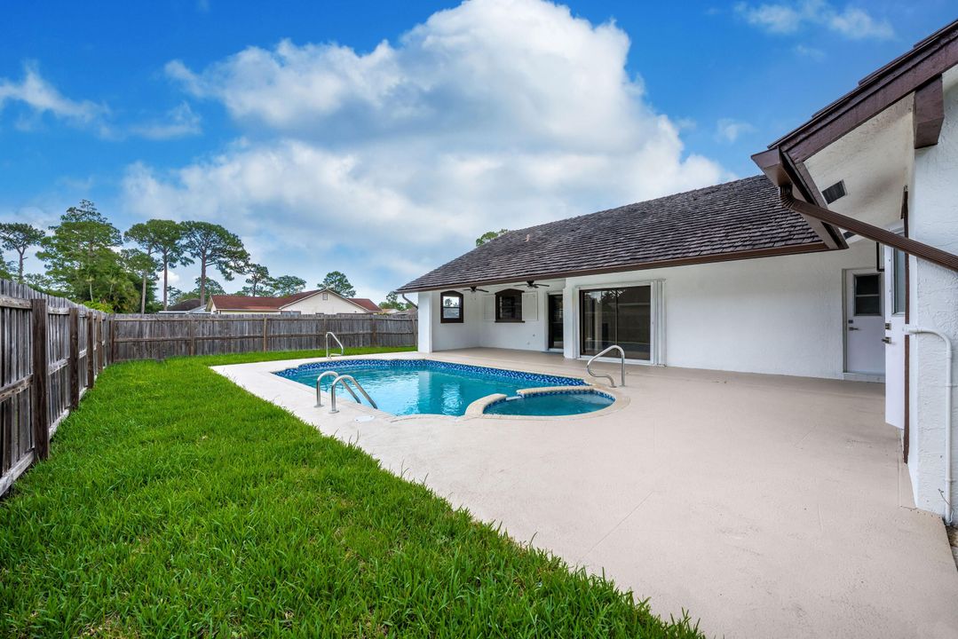 合同活跃: $695,000 (4 贝兹, 2 浴室, 2316 平方英尺)