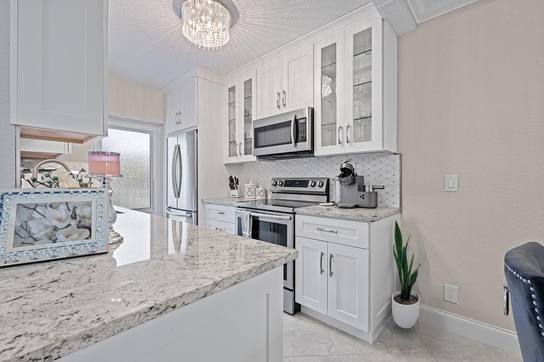 合同活跃: $6,000 (2 贝兹, 2 浴室, 1000 平方英尺)