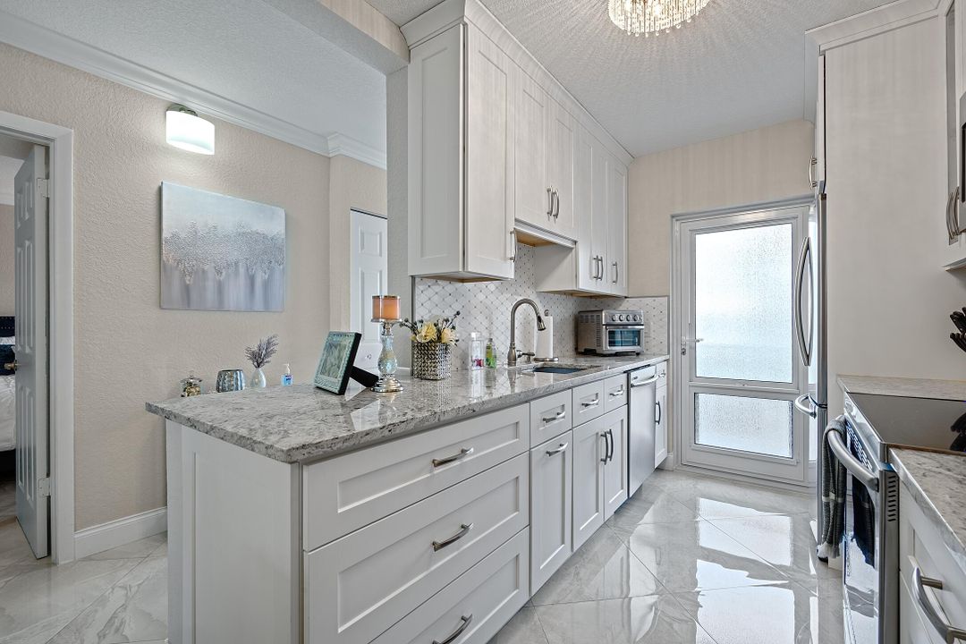 合同活跃: $6,000 (2 贝兹, 2 浴室, 1000 平方英尺)