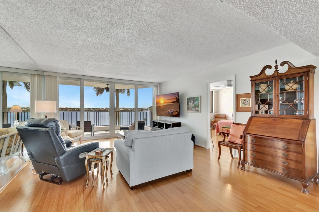 For Sale: $475,000 (2 beds, 2 baths, 1408 Square Feet)