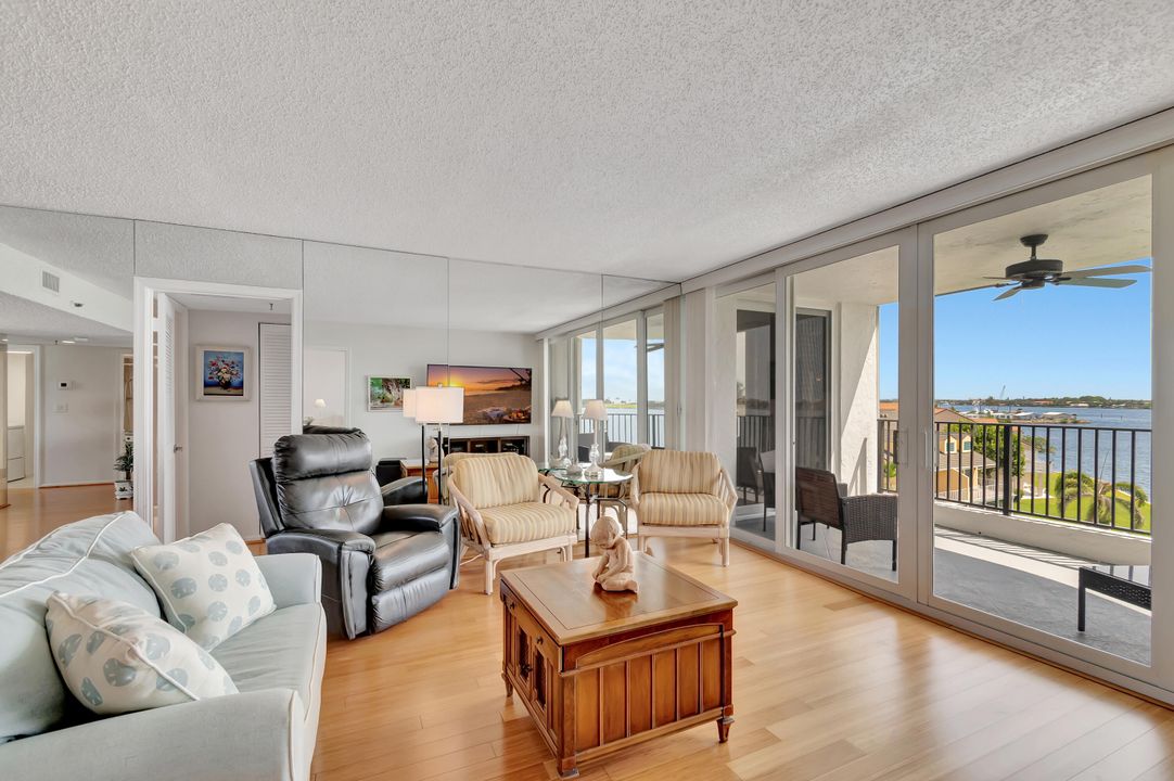 For Sale: $475,000 (2 beds, 2 baths, 1408 Square Feet)