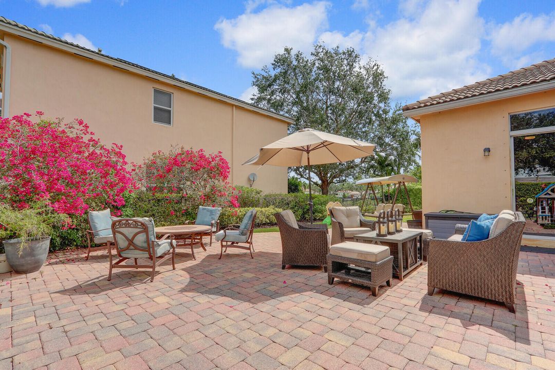 For Sale: $1,099,995 (3 beds, 3 baths, 2371 Square Feet)