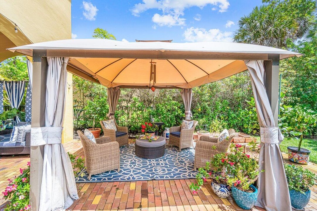 For Sale: $1,925,000 (6 beds, 4 baths, 4707 Square Feet)