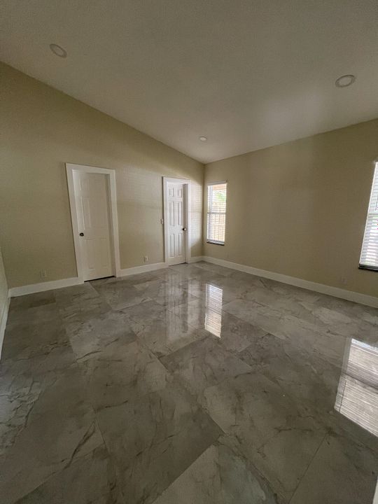 Recently Rented: $3,200 (3 beds, 2 baths, 1950 Square Feet)