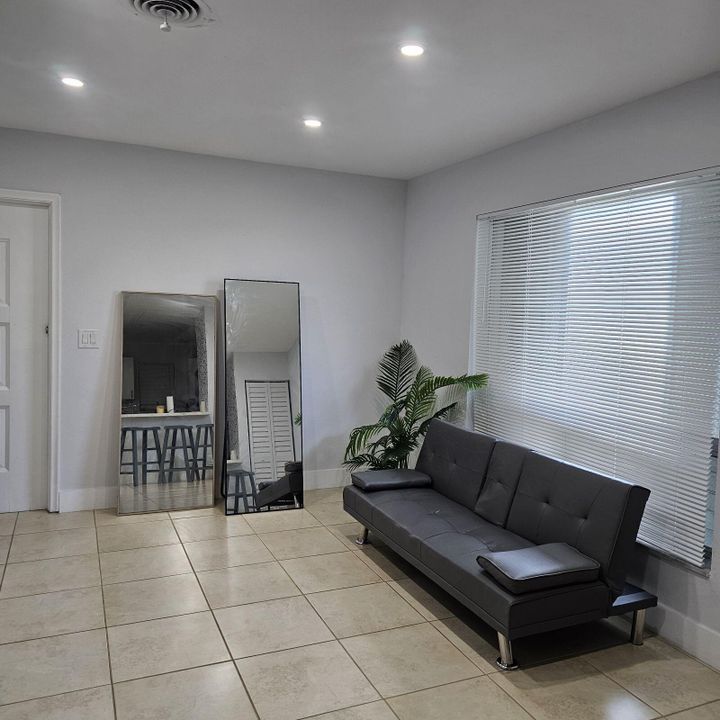 For Sale: $139,500 (1 beds, 1 baths, 672 Square Feet)