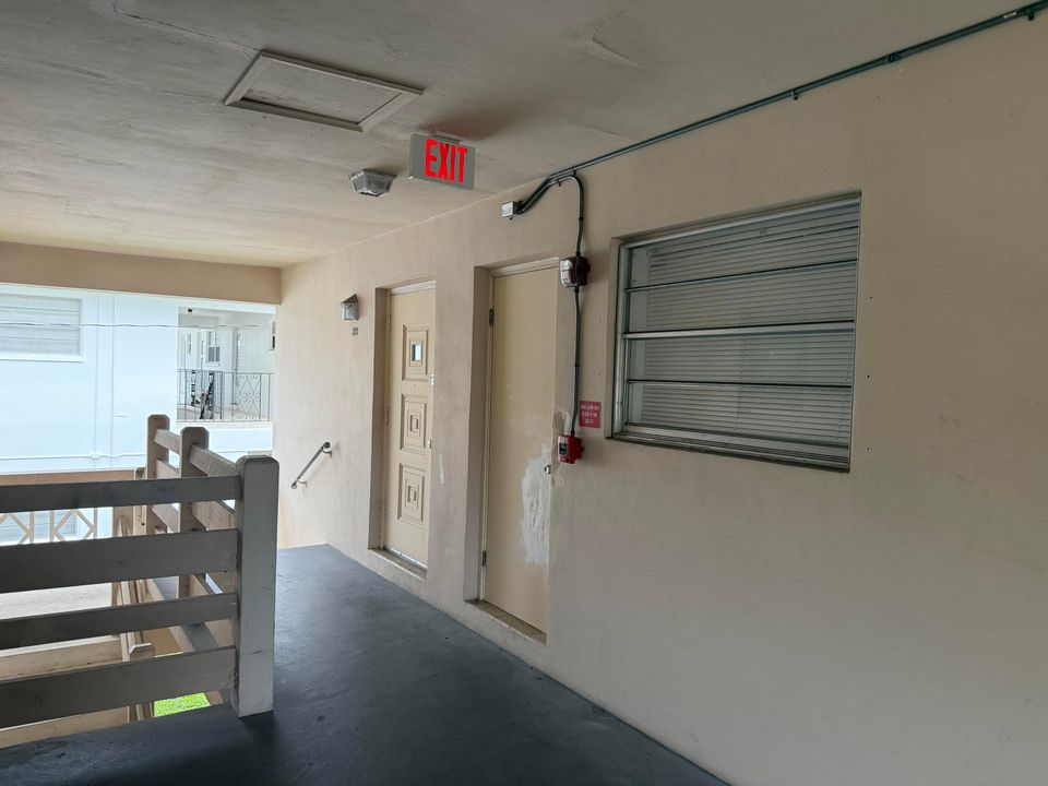 For Sale: $139,500 (1 beds, 1 baths, 672 Square Feet)