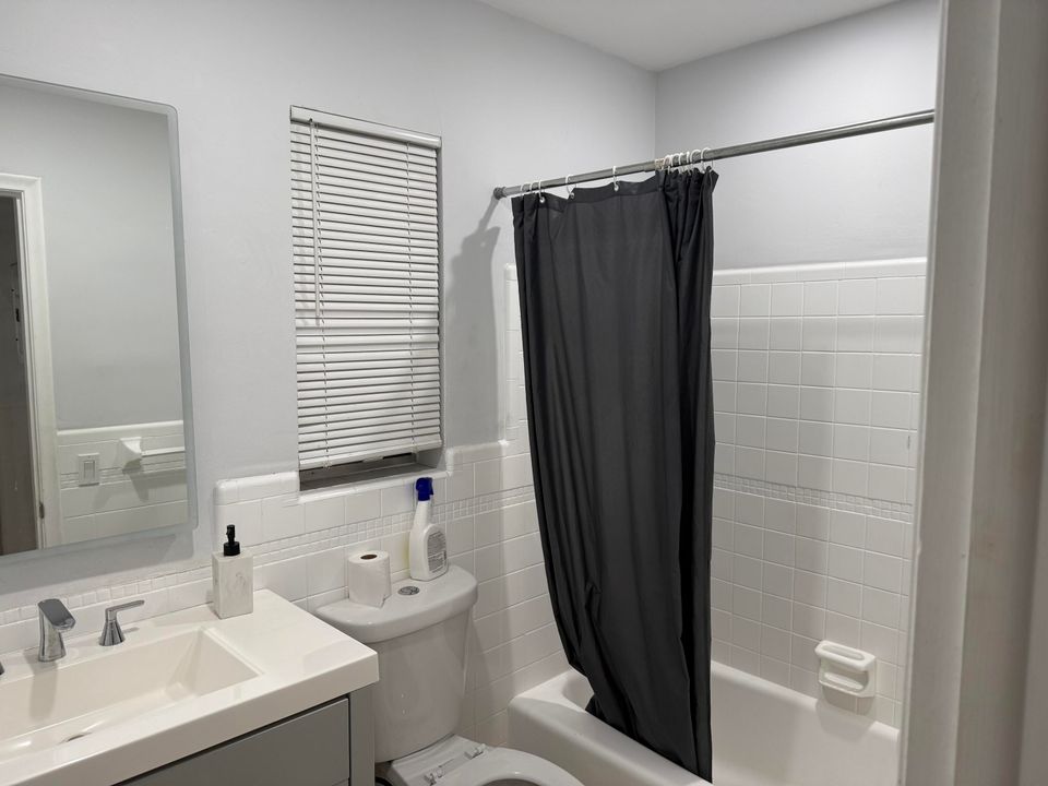 For Sale: $139,500 (1 beds, 1 baths, 672 Square Feet)