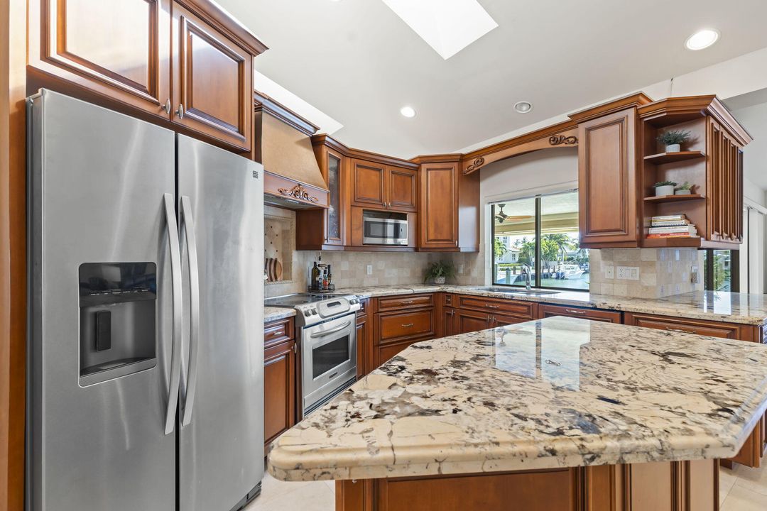 На продажу: $3,300,000 (3 спален, 3 ванн, 2457 Квадратных фут)