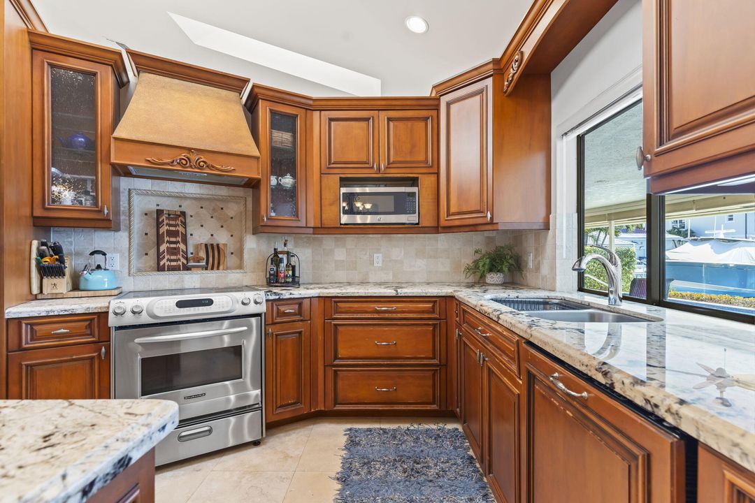 На продажу: $3,300,000 (3 спален, 3 ванн, 2457 Квадратных фут)