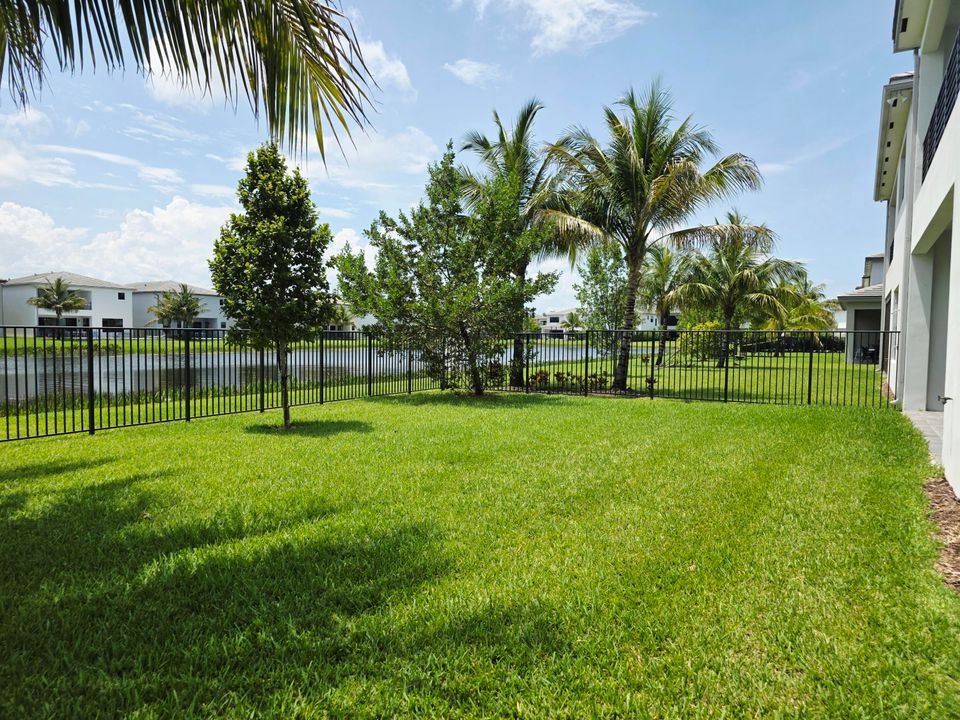 Activo con contrato: $10,500 (5 camas, 5 baños, 3687 Pies cuadrados)