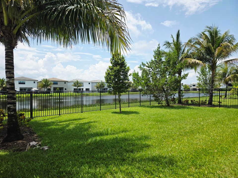 Activo con contrato: $10,500 (5 camas, 5 baños, 3687 Pies cuadrados)