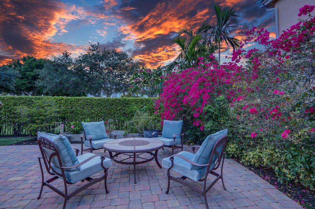 For Sale: $1,099,995 (3 beds, 3 baths, 2371 Square Feet)