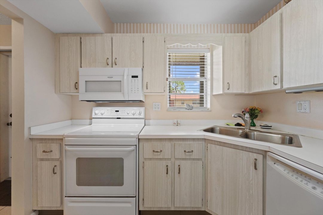 Active With Contract: $69,900 (1 beds, 1 baths, 819 Square Feet)