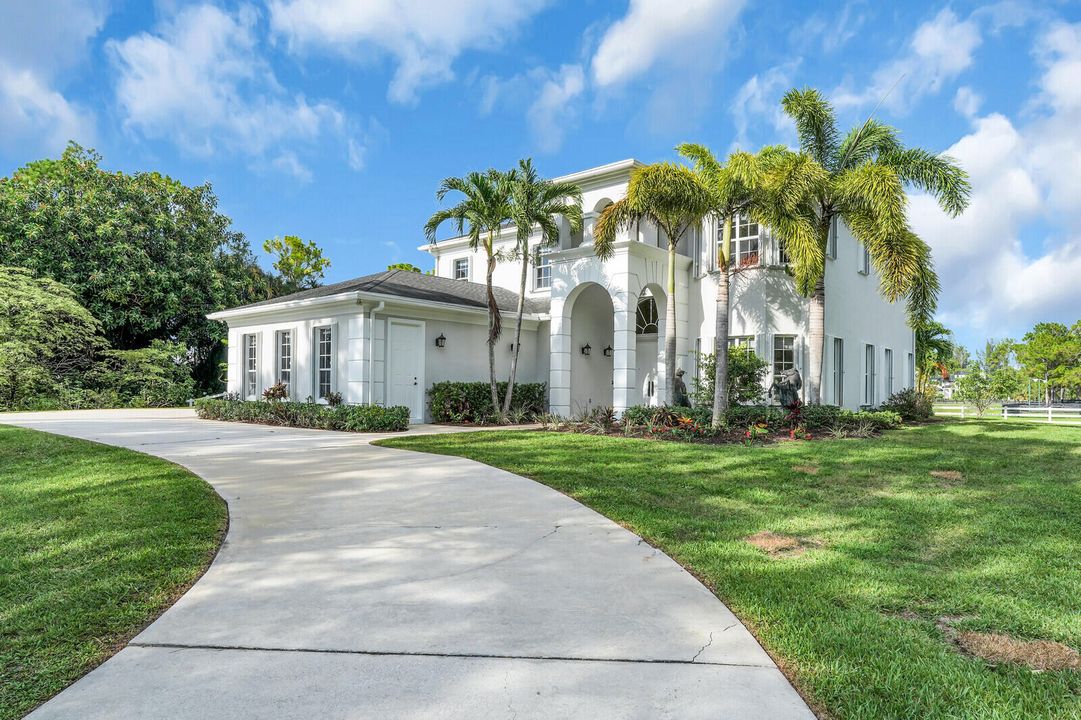 合同活跃: $2,488,000 (5 贝兹, 3 浴室, 3759 平方英尺)