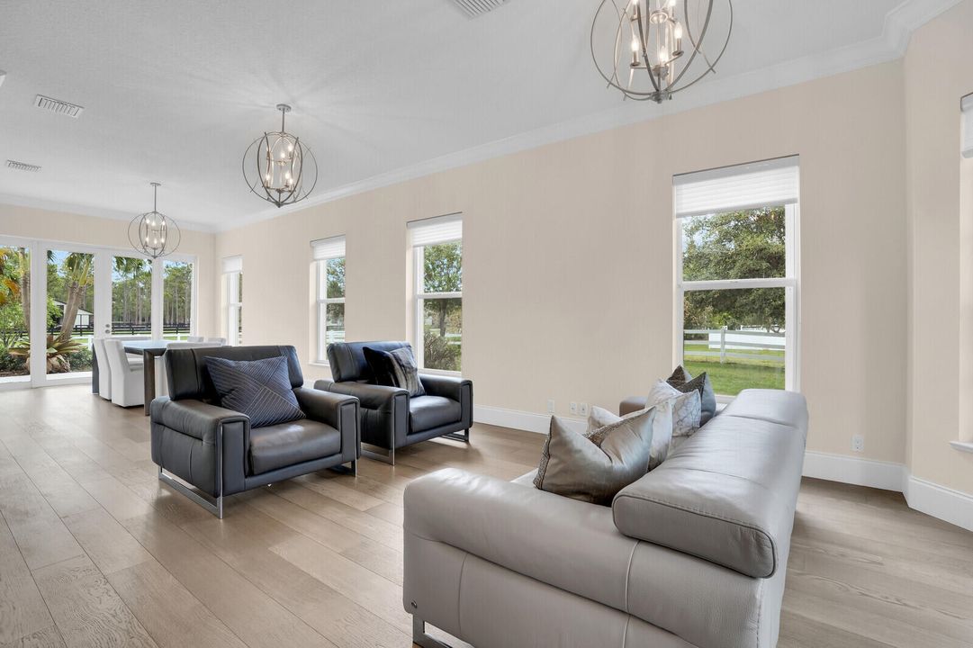 合同活跃: $2,488,000 (5 贝兹, 3 浴室, 3759 平方英尺)