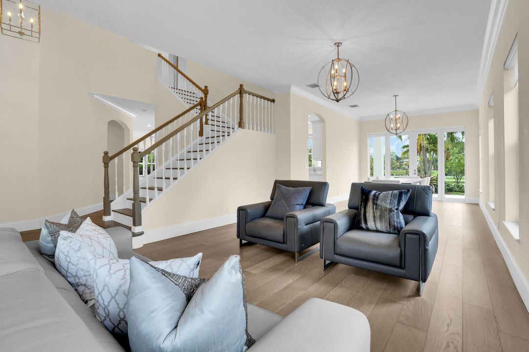 合同活跃: $2,488,000 (5 贝兹, 3 浴室, 3759 平方英尺)