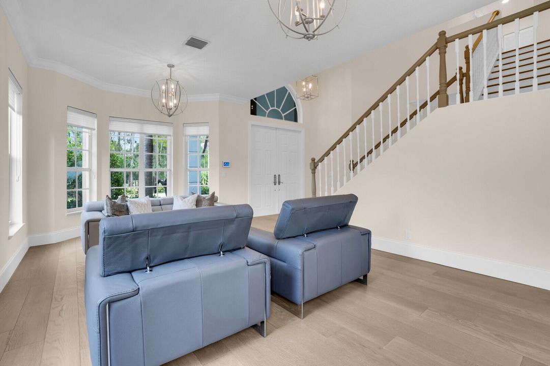 合同活跃: $2,488,000 (5 贝兹, 3 浴室, 3759 平方英尺)