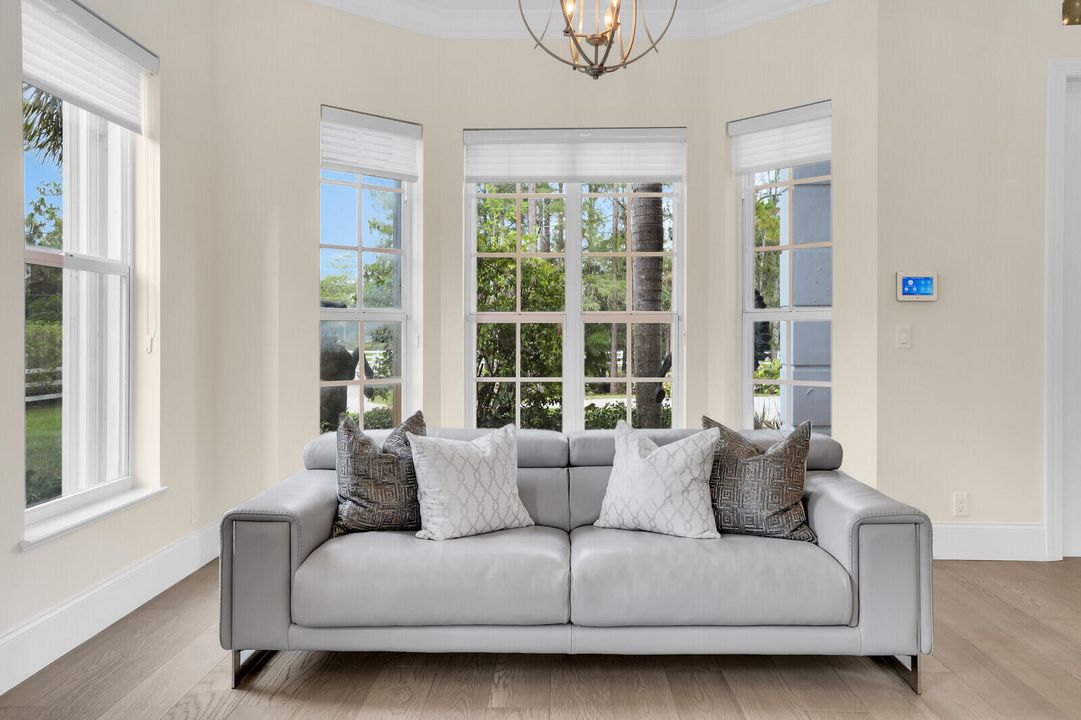 合同活跃: $2,488,000 (5 贝兹, 3 浴室, 3759 平方英尺)