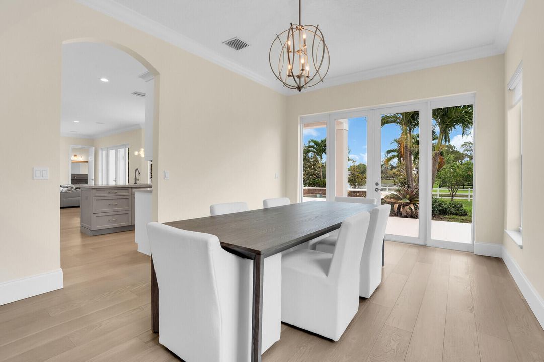 合同活跃: $2,488,000 (5 贝兹, 3 浴室, 3759 平方英尺)