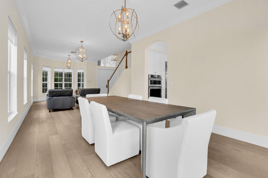 合同活跃: $2,488,000 (5 贝兹, 3 浴室, 3759 平方英尺)