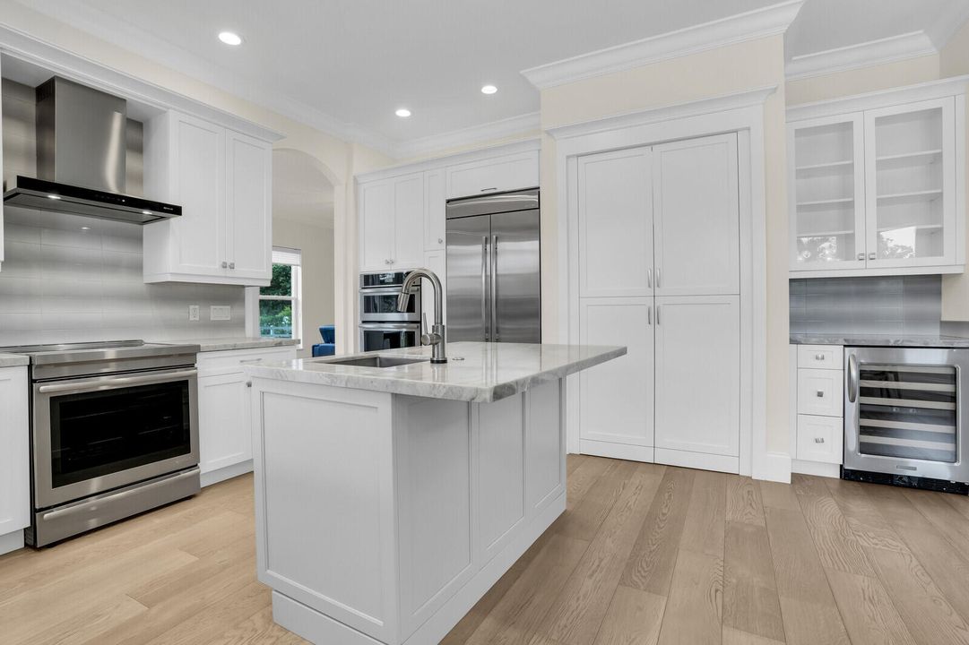 合同活跃: $2,488,000 (5 贝兹, 3 浴室, 3759 平方英尺)