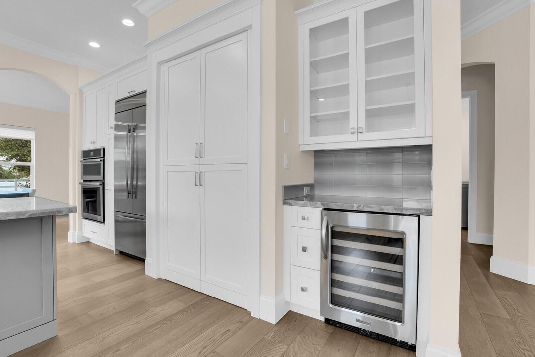 合同活跃: $2,488,000 (5 贝兹, 3 浴室, 3759 平方英尺)