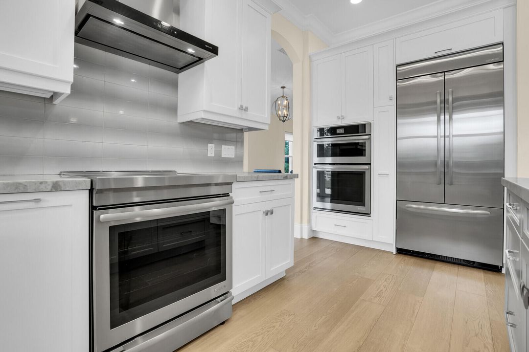 合同活跃: $2,488,000 (5 贝兹, 3 浴室, 3759 平方英尺)