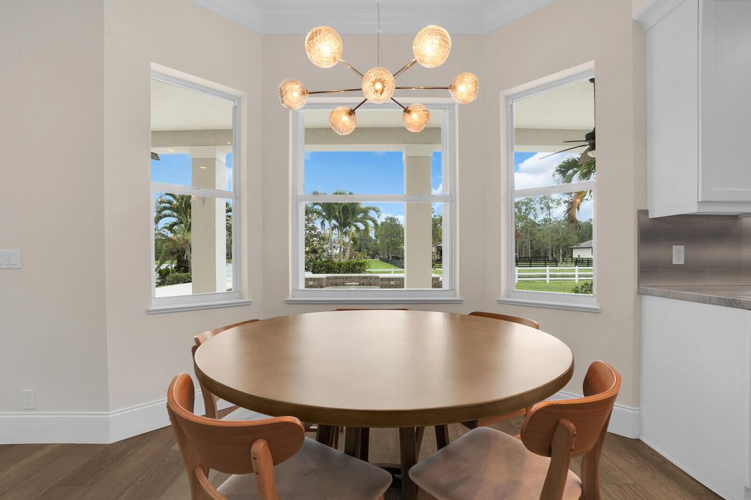 合同活跃: $2,488,000 (5 贝兹, 3 浴室, 3759 平方英尺)