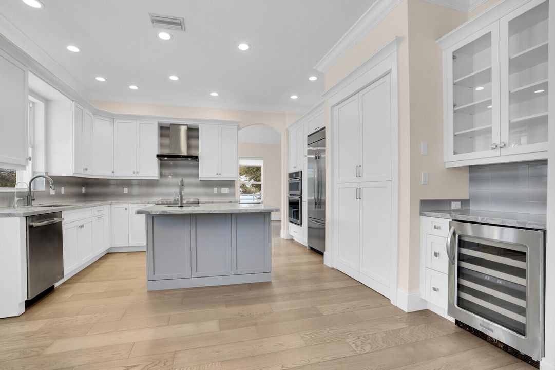 合同活跃: $2,488,000 (5 贝兹, 3 浴室, 3759 平方英尺)