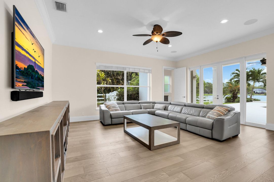 合同活跃: $2,488,000 (5 贝兹, 3 浴室, 3759 平方英尺)