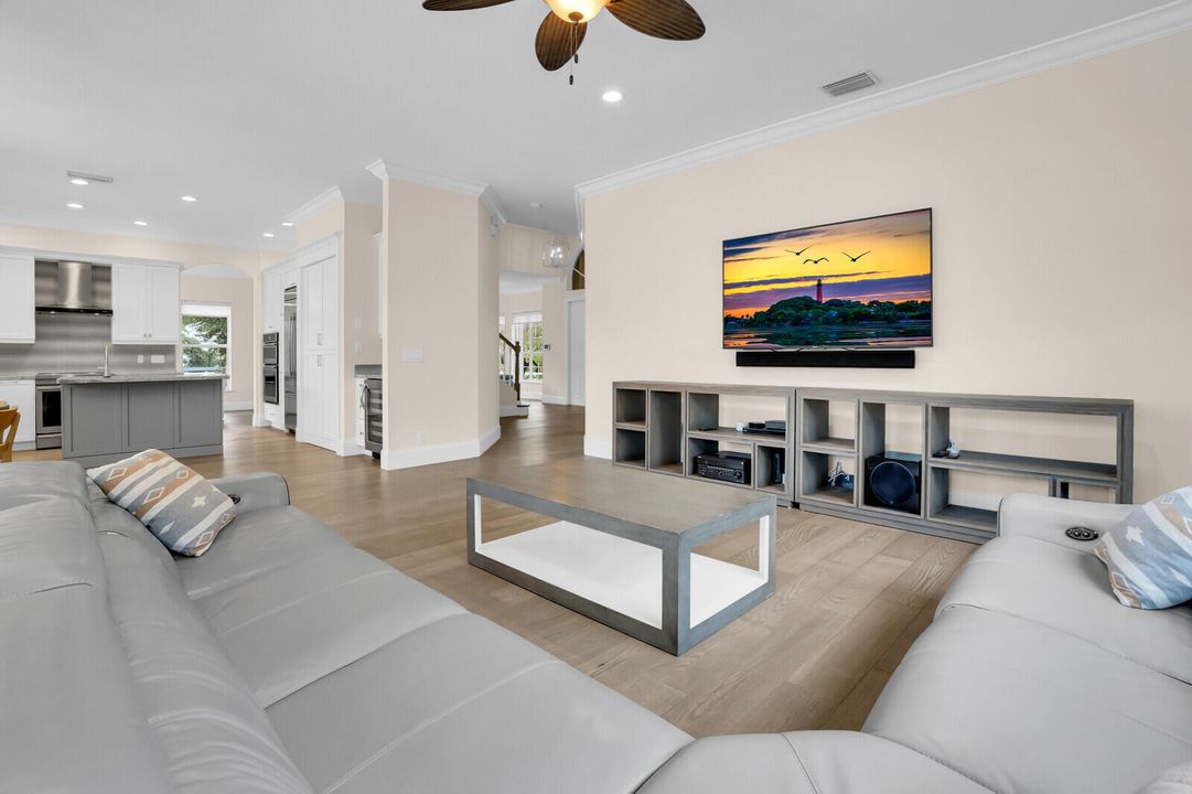 合同活跃: $2,488,000 (5 贝兹, 3 浴室, 3759 平方英尺)