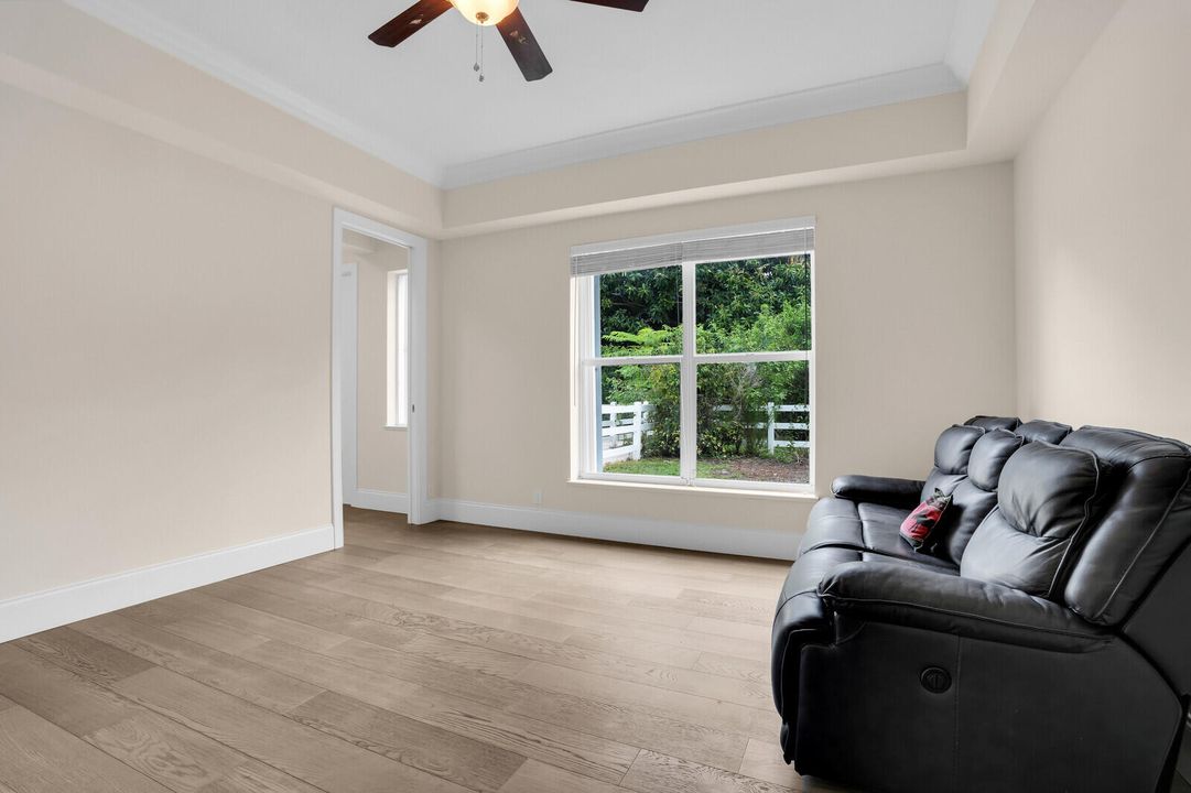 合同活跃: $2,488,000 (5 贝兹, 3 浴室, 3759 平方英尺)