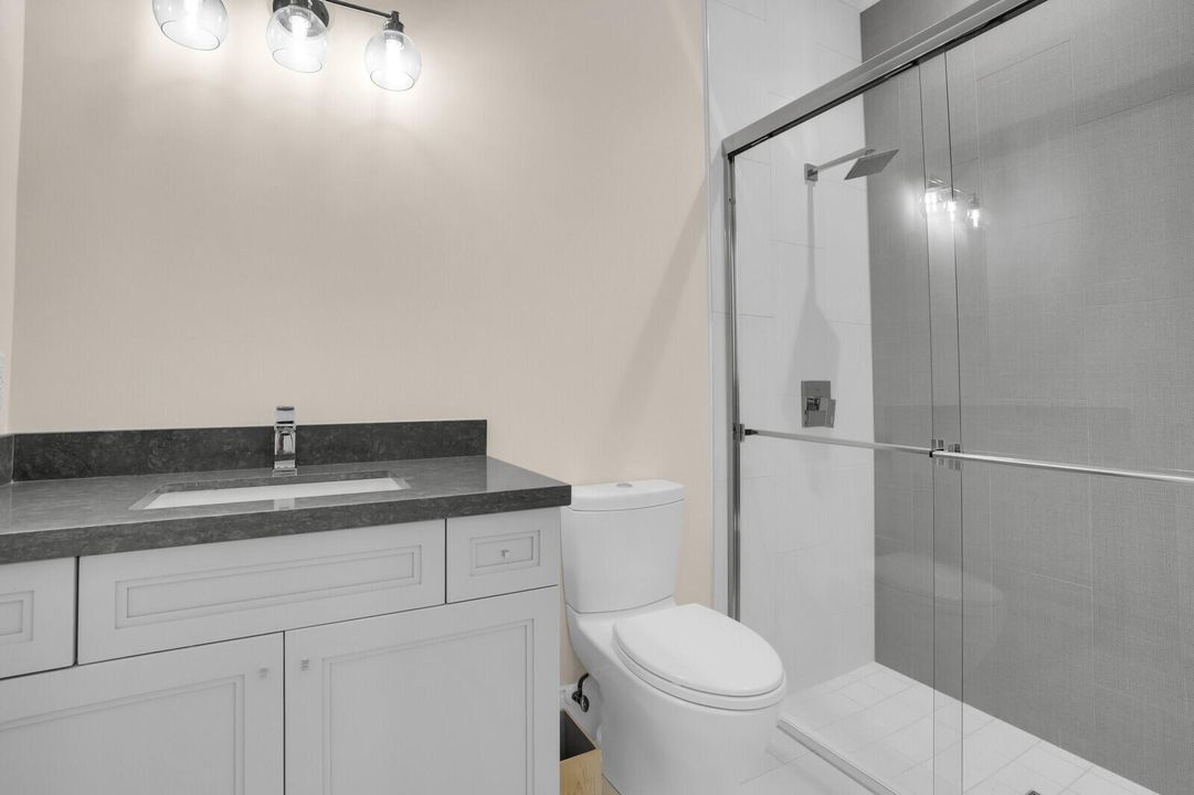 合同活跃: $2,488,000 (5 贝兹, 3 浴室, 3759 平方英尺)