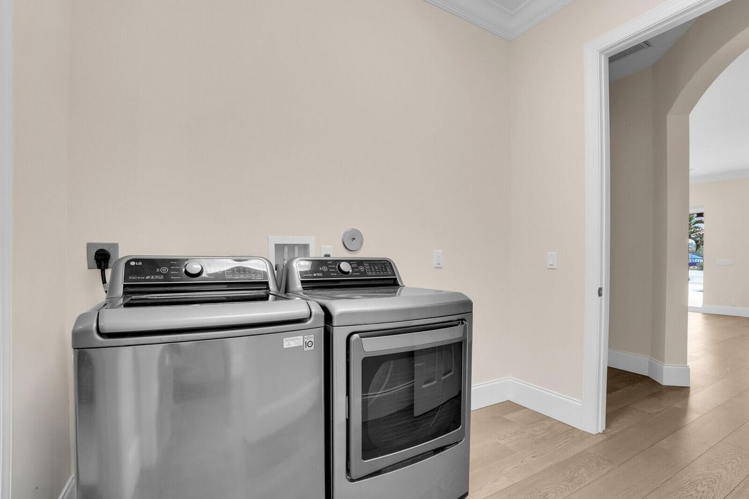 合同活跃: $2,488,000 (5 贝兹, 3 浴室, 3759 平方英尺)