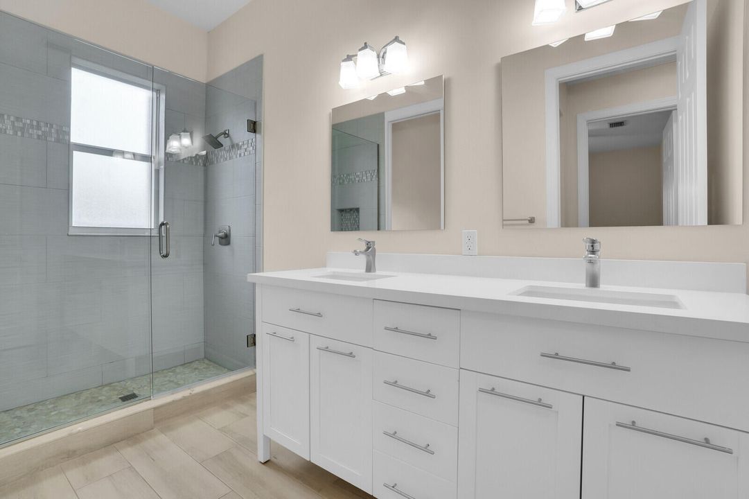 合同活跃: $2,488,000 (5 贝兹, 3 浴室, 3759 平方英尺)