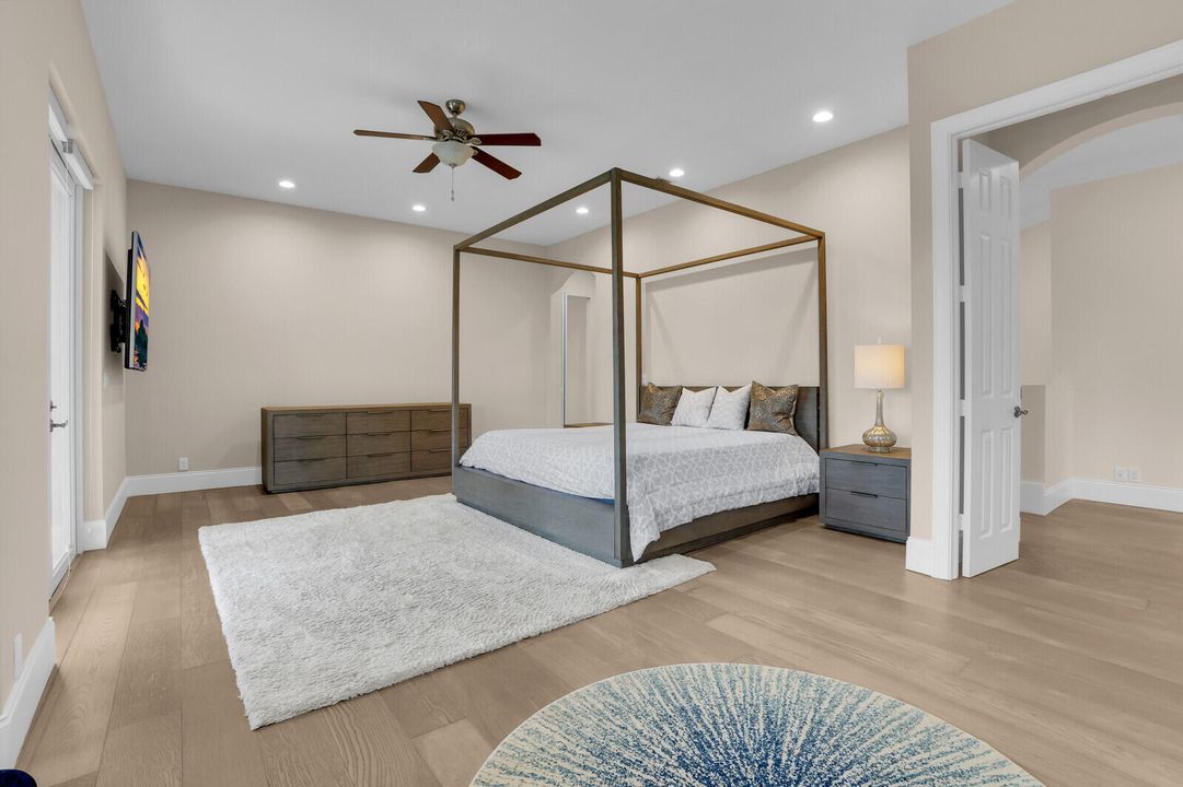 合同活跃: $2,488,000 (5 贝兹, 3 浴室, 3759 平方英尺)