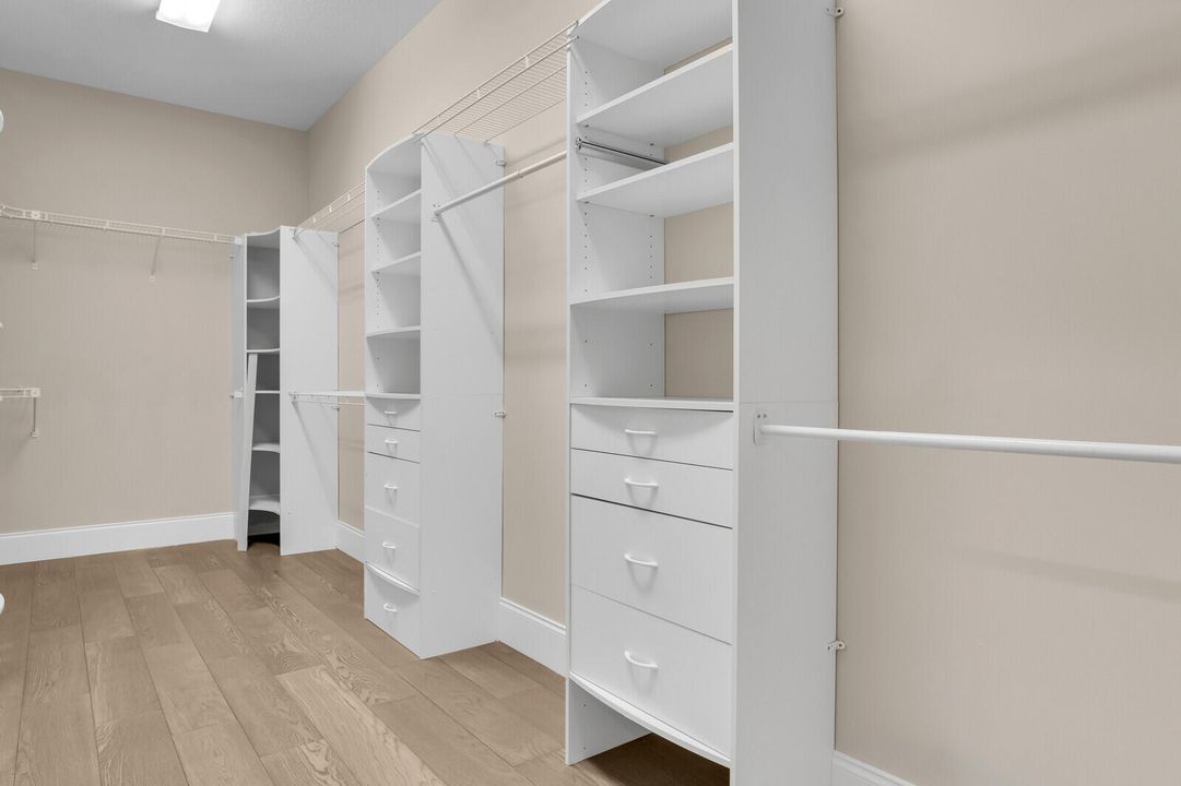 合同活跃: $2,488,000 (5 贝兹, 3 浴室, 3759 平方英尺)