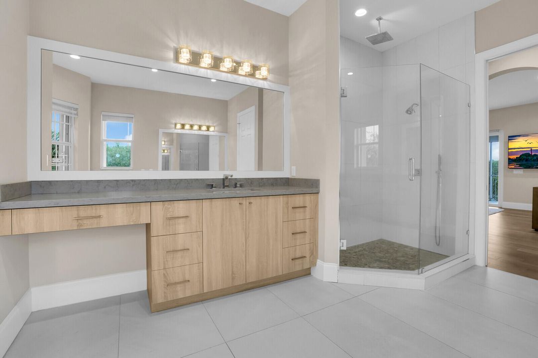 合同活跃: $2,488,000 (5 贝兹, 3 浴室, 3759 平方英尺)