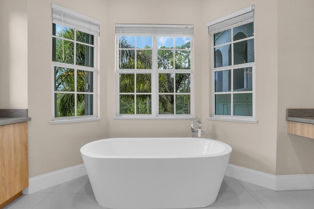 合同活跃: $2,488,000 (5 贝兹, 3 浴室, 3759 平方英尺)