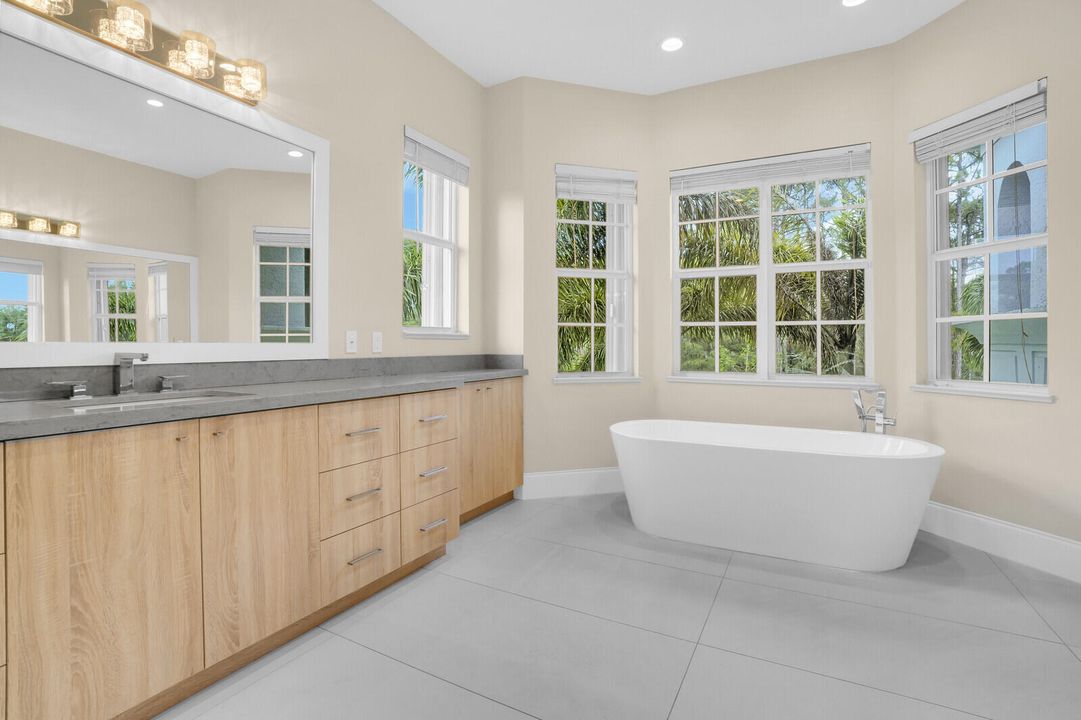 合同活跃: $2,488,000 (5 贝兹, 3 浴室, 3759 平方英尺)