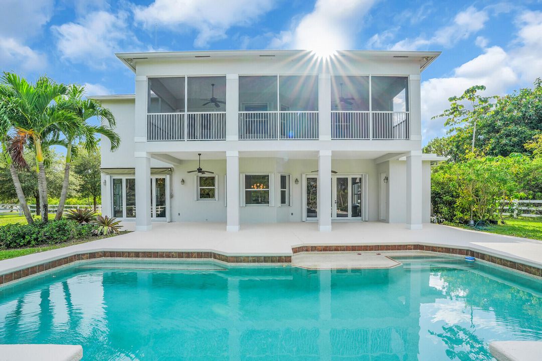 合同活跃: $2,488,000 (5 贝兹, 3 浴室, 3759 平方英尺)