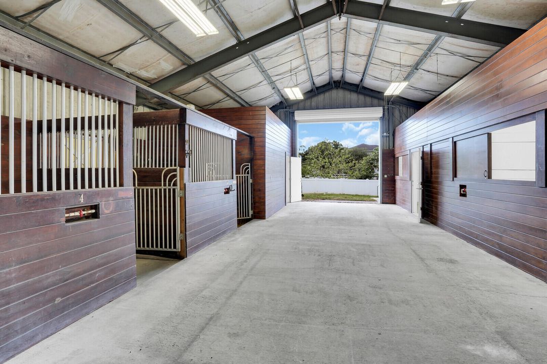 合同活跃: $2,488,000 (5 贝兹, 3 浴室, 3759 平方英尺)