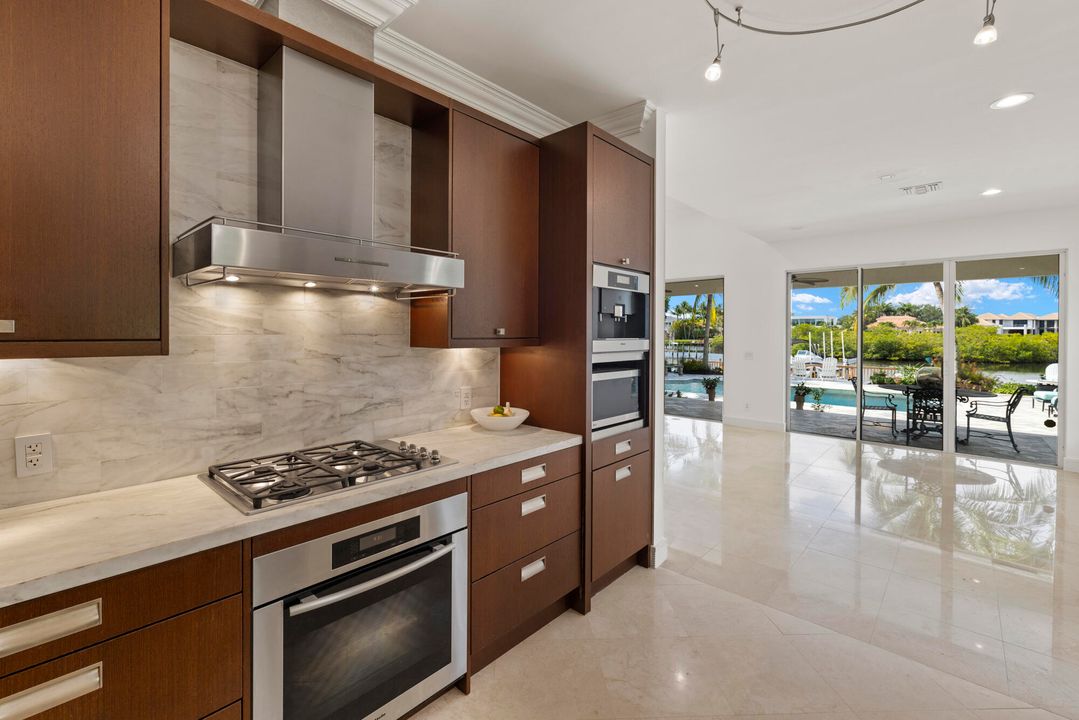 Под контрактом: $6,250,000 (4 спален, 4 ванн, 3230 Квадратных фут)