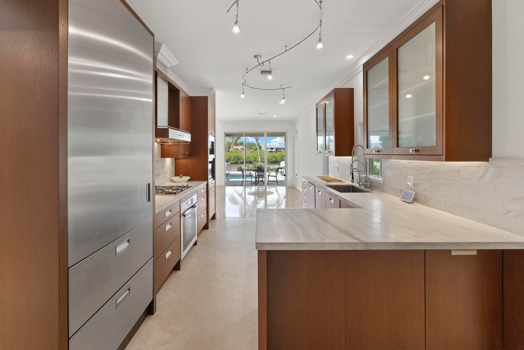 Под контрактом: $6,250,000 (4 спален, 4 ванн, 3230 Квадратных фут)