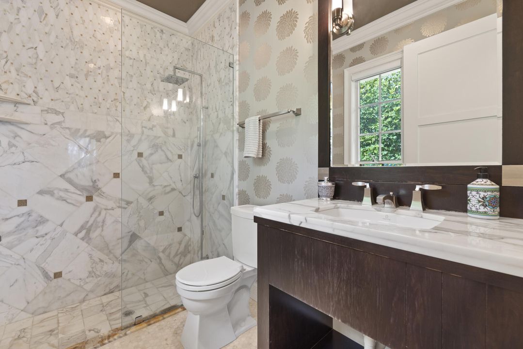 Под контрактом: $6,250,000 (4 спален, 4 ванн, 3230 Квадратных фут)